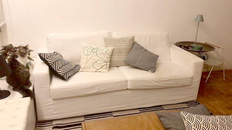 Capa de sofá sob medida branca em loveseat de dois lugares