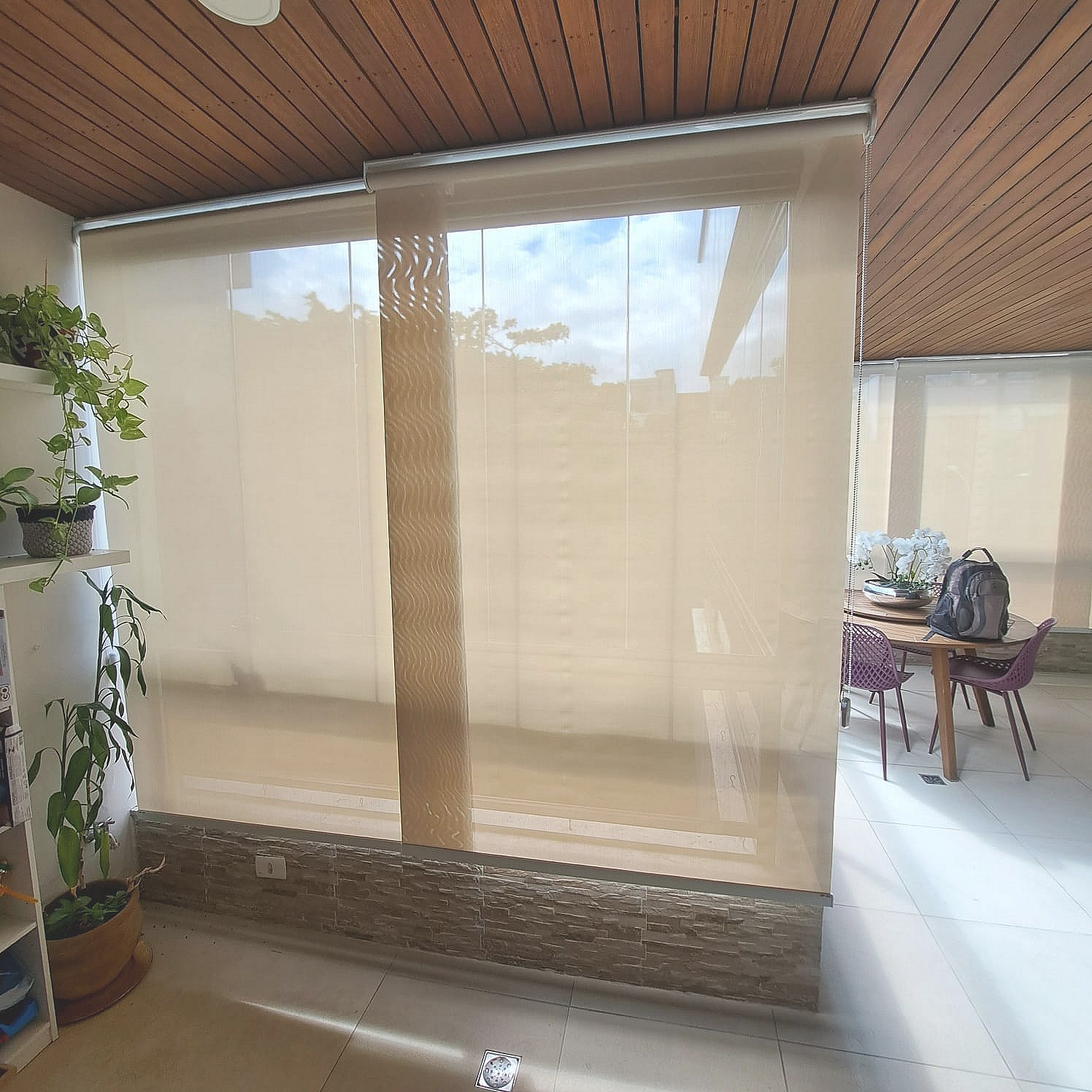 Cortina de painel sob medida em varanda gourmet