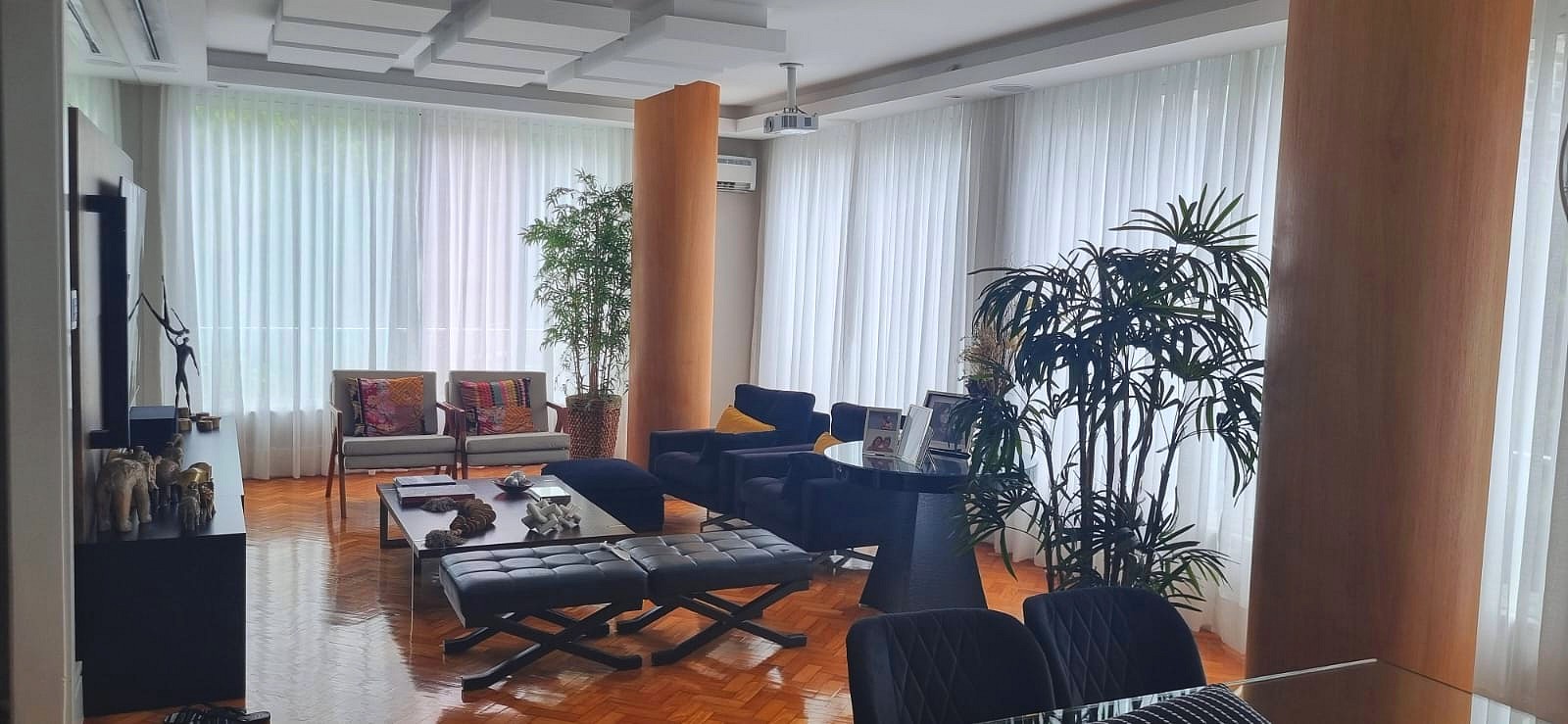 Cortina sob medida em sala de estar ampla