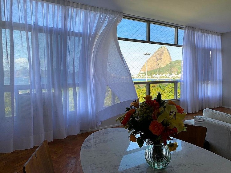 Cortina sob medida em sala com vista para o Pão de Açúcar