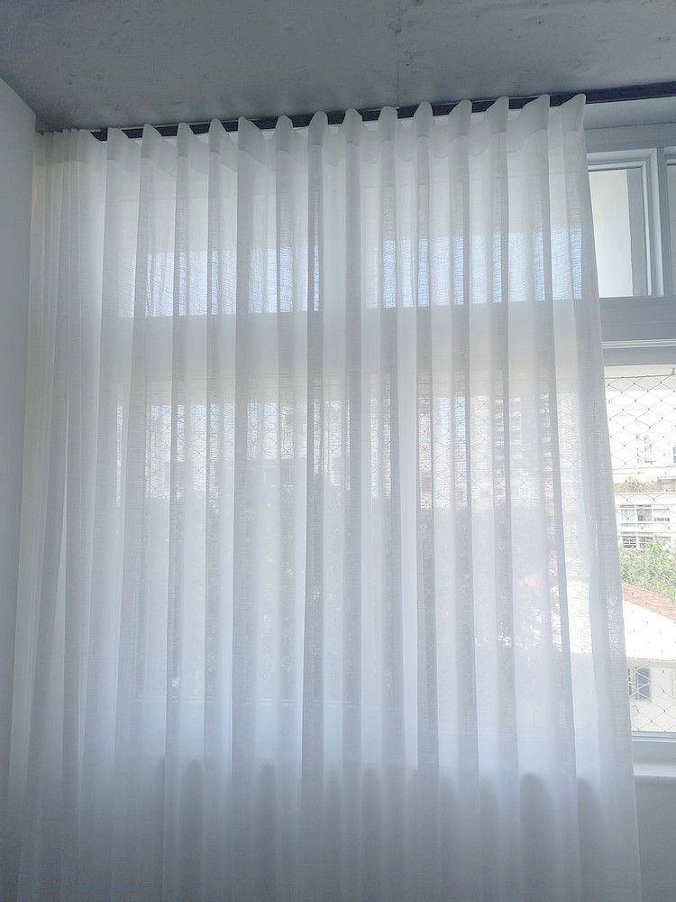 Cortina wave branca sob medida em quarto