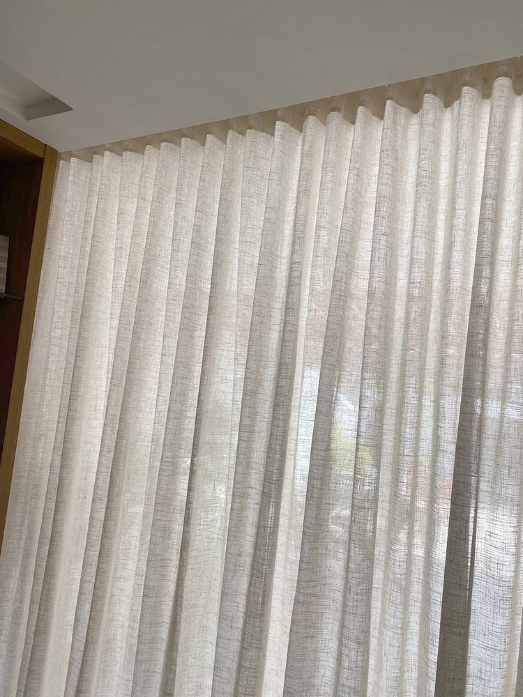 Detalhe de cortina wave em linho sob medida