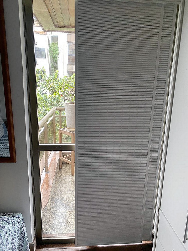Persiana de painel sob medida em porta de varanda