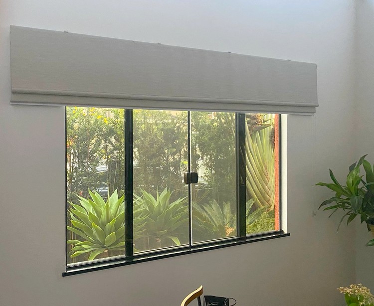 Persiana romana com bandô sob medida em sala ampla
