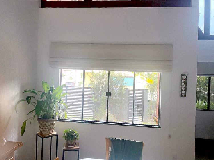 Persiana romana bege sob medida em sala com pé-direito alto