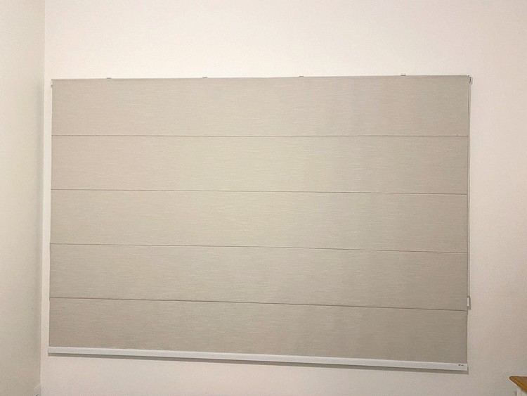 Persiana romana listrada sob medida em sala