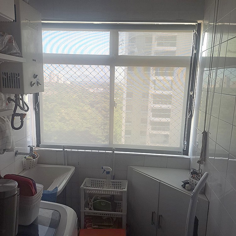 Persiana screen solar sob medida em área de serviço